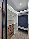 Гардеробная комната с акцентной стеной из брусков в спальню, фото 3
