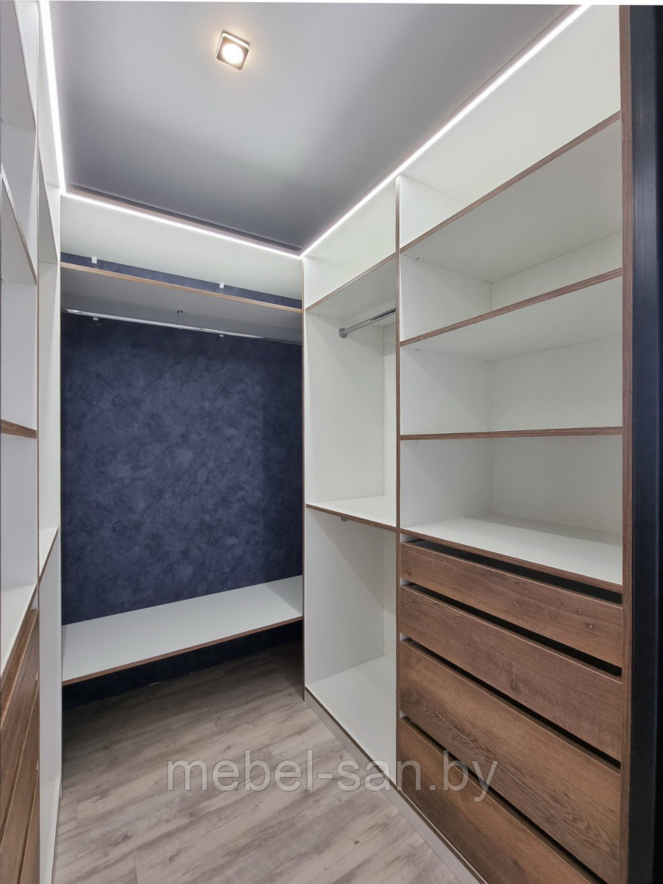 Гардеробная комната с акцентной стеной из брусков в спальню - фото 4 - id-p158822365