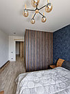 Гардеробная комната с акцентной стеной из брусков в спальню, фото 8