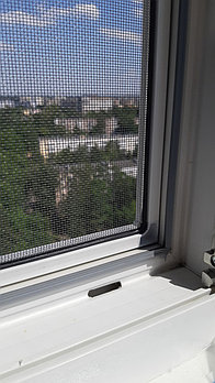 Москитная сетка впроем окна на зацепах