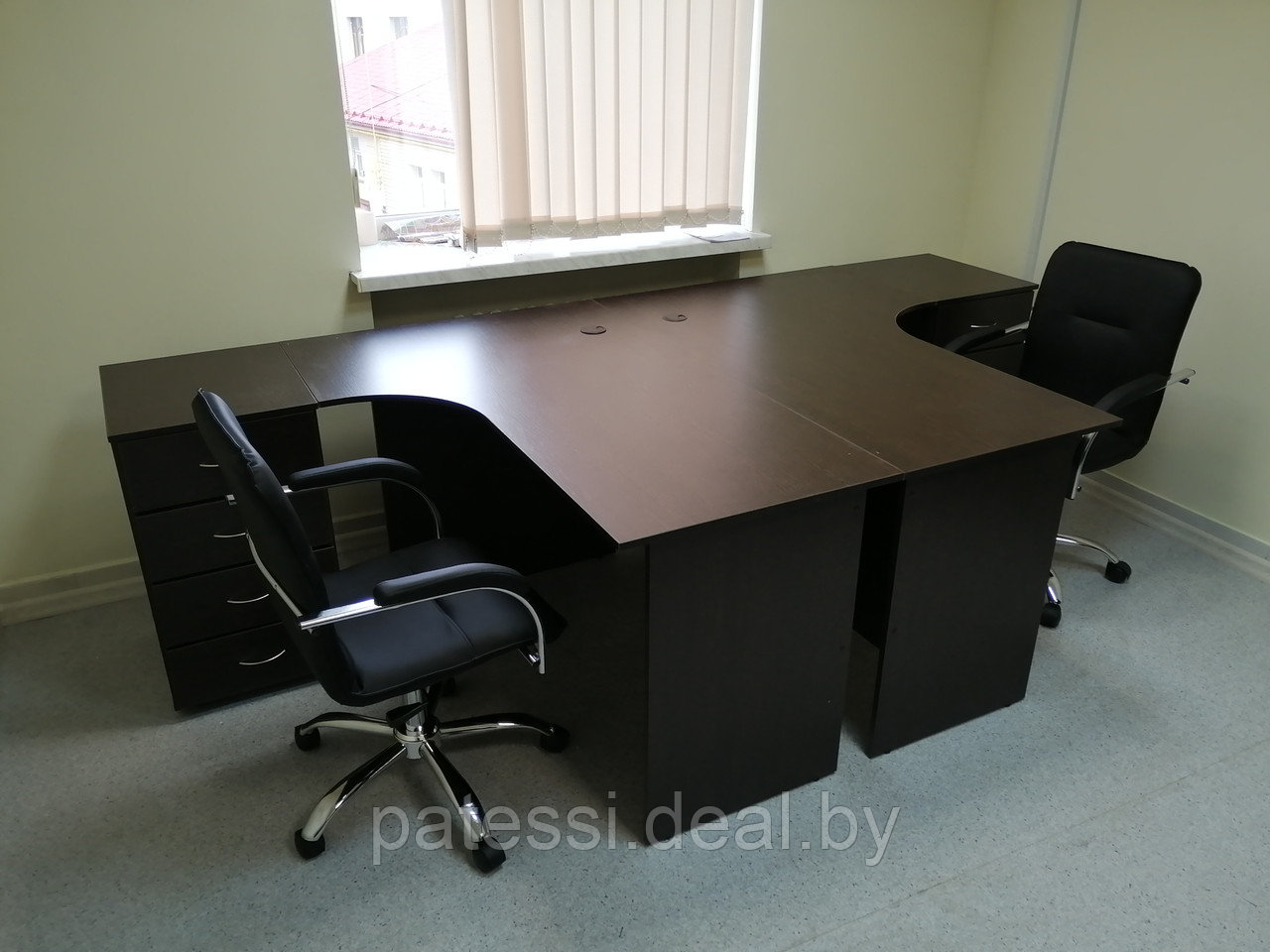 Комплект офисных столов с креслами на два рабочих места . В НАЛИЧИИ