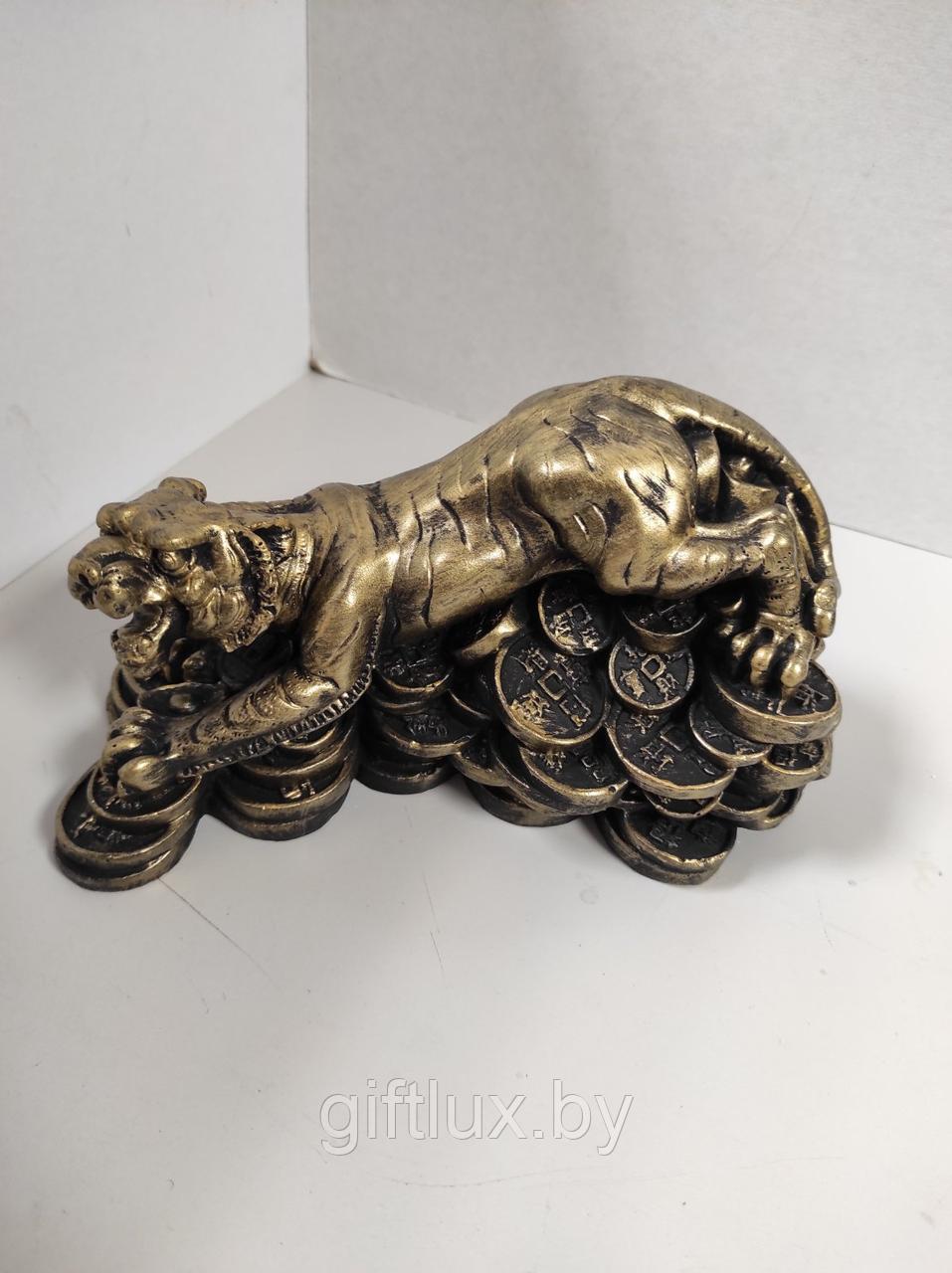 Тигр на монетах сувенир, гипс, 22*12 см бронза - фото 1 - id-p160784647