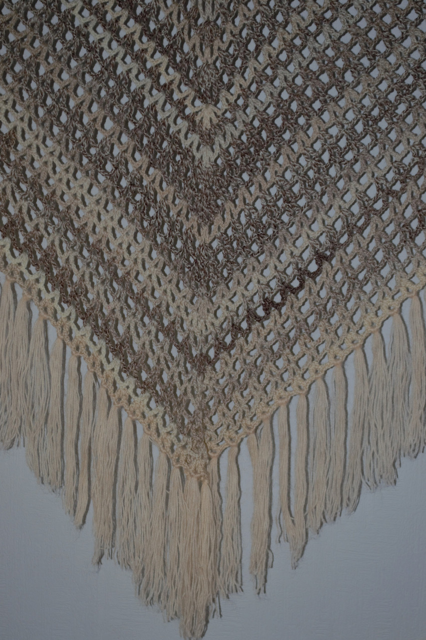 Подарок ручной работы - платок с бахромой женский бежевый вязаный - фото 10 - id-p118422863