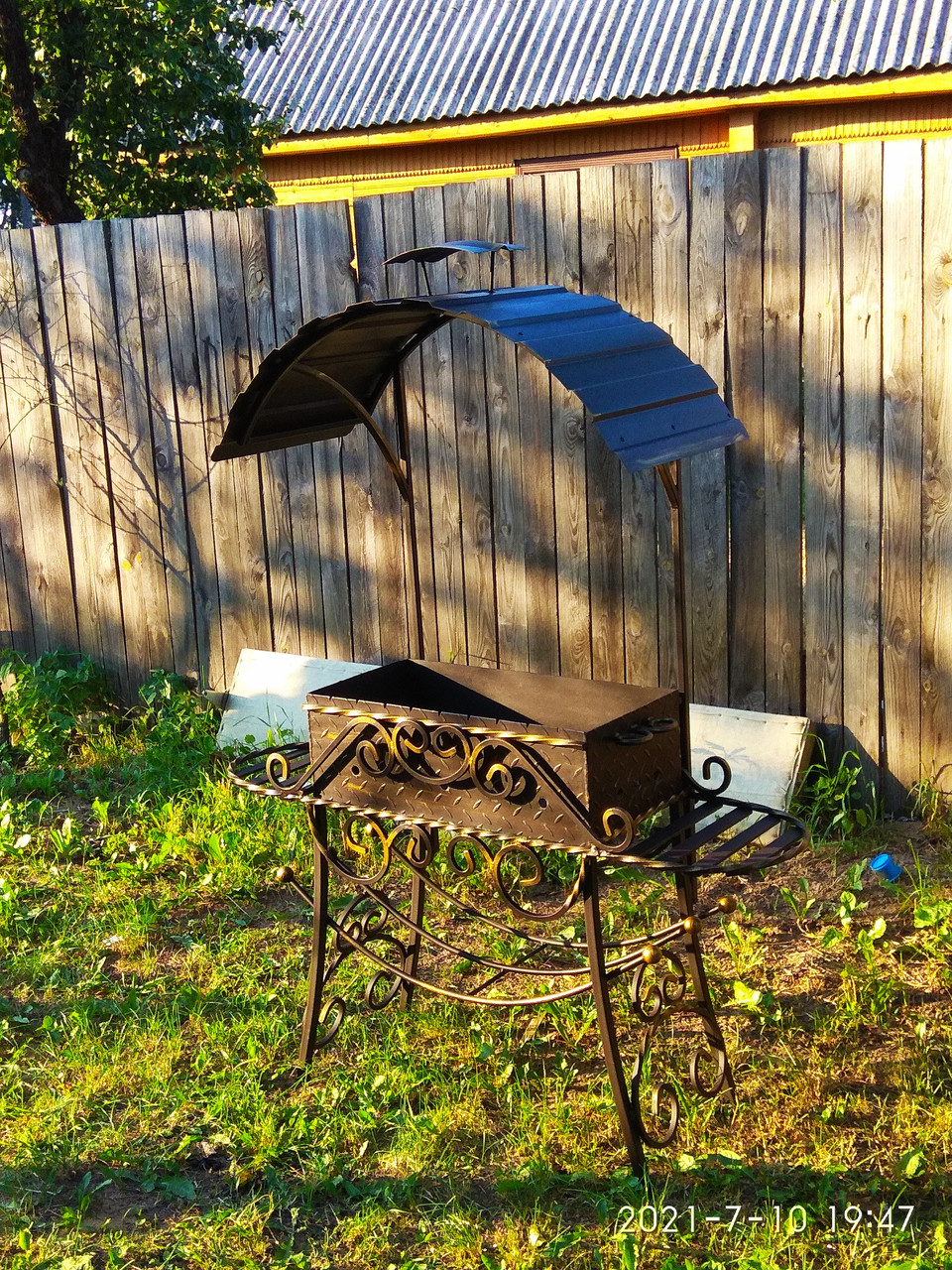 Кованый мангал с крышей №12