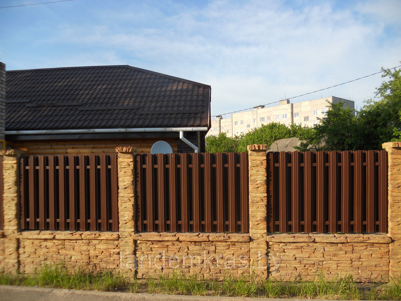 Двусторонний бетонный забор комбинированный с металлическим штакетником
