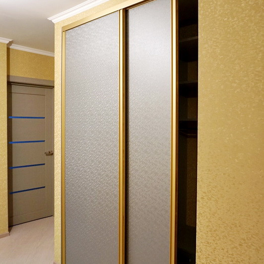 Встроенный шкаф в нишу с фасадами из МДФ панели GIZIR, система Modus