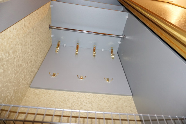 Встроенный шкаф в угол с фасадами из панели МДФ GIZIR, система Modus, комод на 3 шуфляды с зеркалом