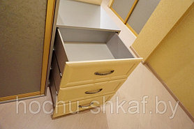 Встроенный шкаф в угол с фасадами из панели МДФ GIZIR, система Modus, комод на 3 шуфляды с зеркалом. 9