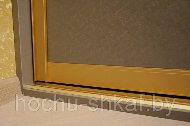 Встроенный шкаф в угол с фасадами из панели МДФ GIZIR, система Modus, комод на 3 шуфляды с зеркалом. 107