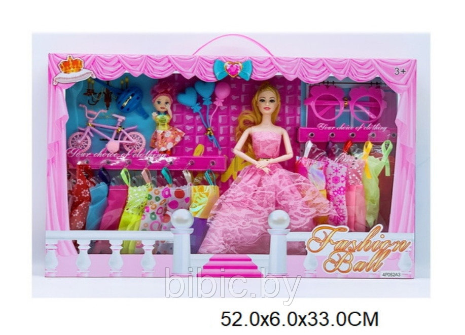 Кукла с набором платьев в коробке
