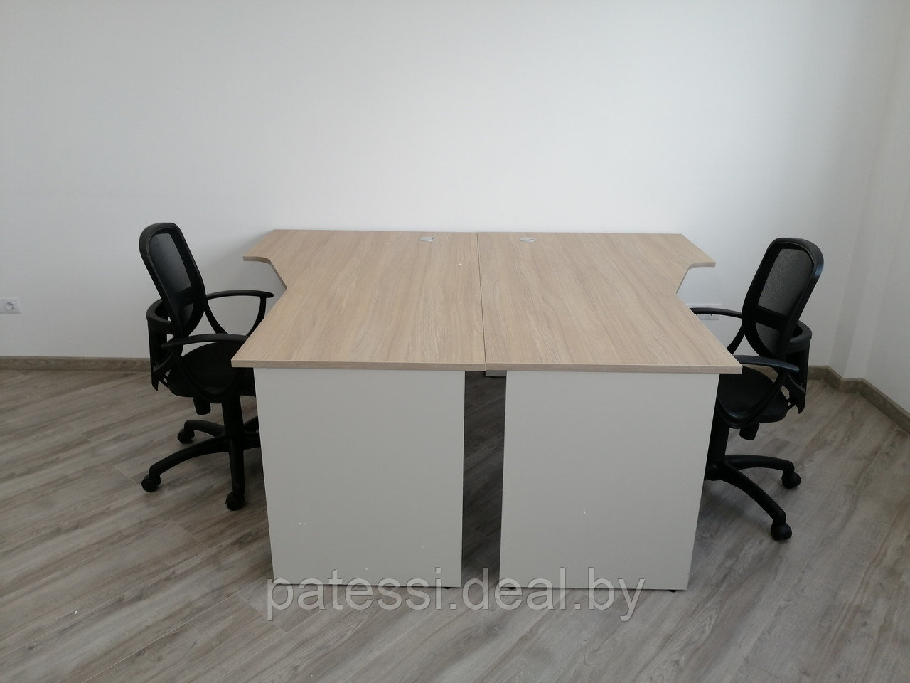 Комплект офисной мебели (2 стола +2 кресла)
