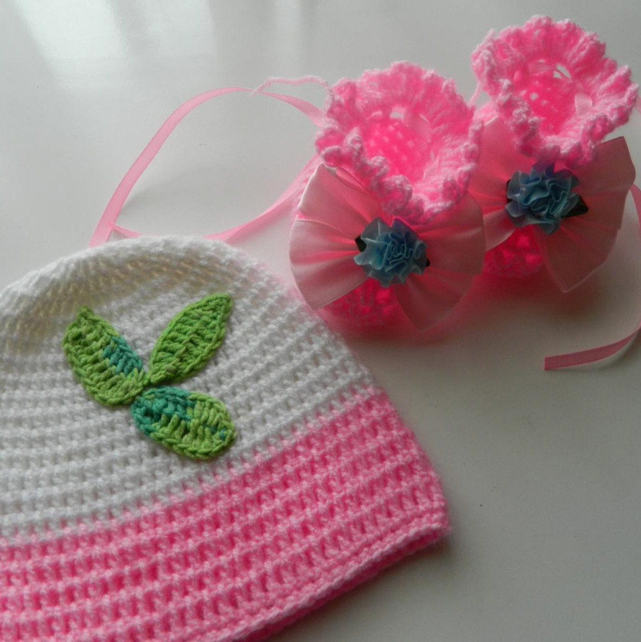 Комплект для малышки : шапочка и пинетки крючком 10 см. - фото 6 - id-p87061224