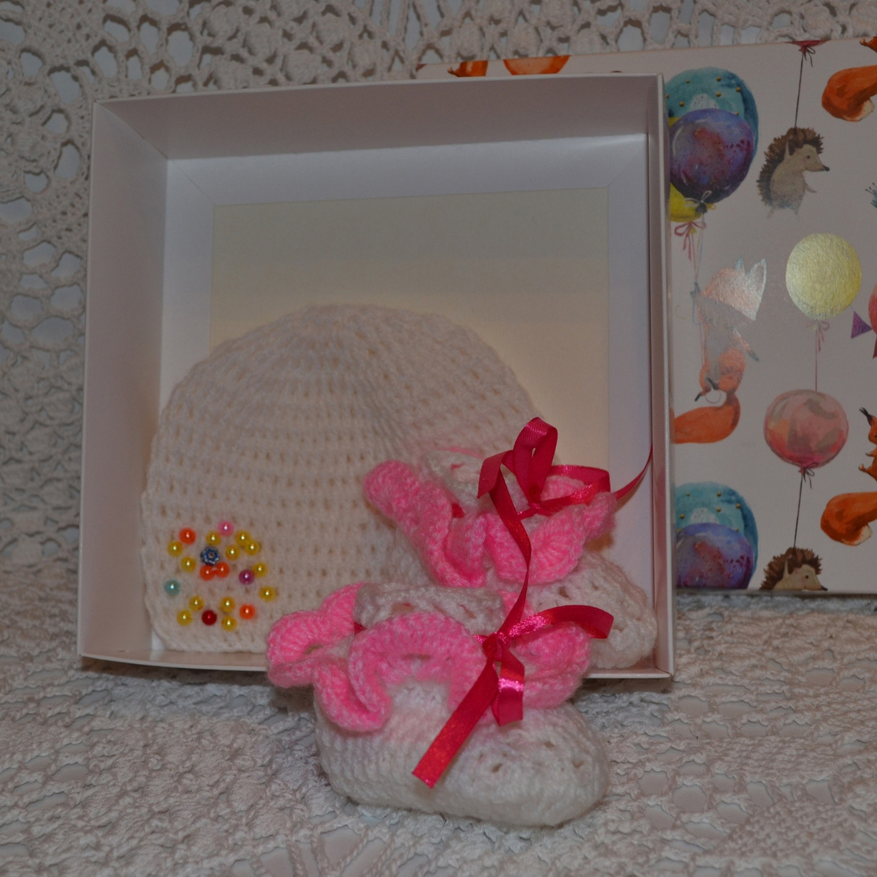 Вязанные шапочка и пинетки для новорожденной - фото 3 - id-p121447531