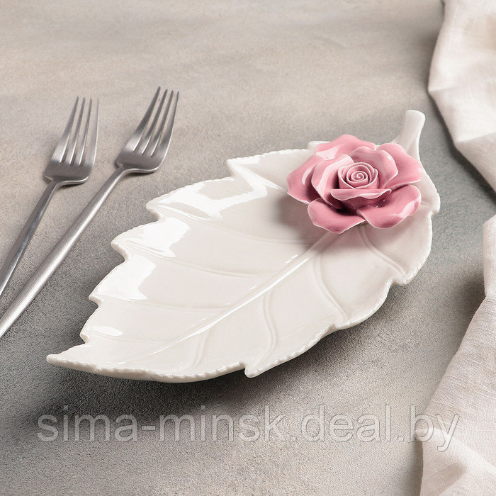 Блюдо керамическое сервировочное «Лист с розой», 27×14×4,5 см, цвет бело-розовый - фото 1 - id-p164787016