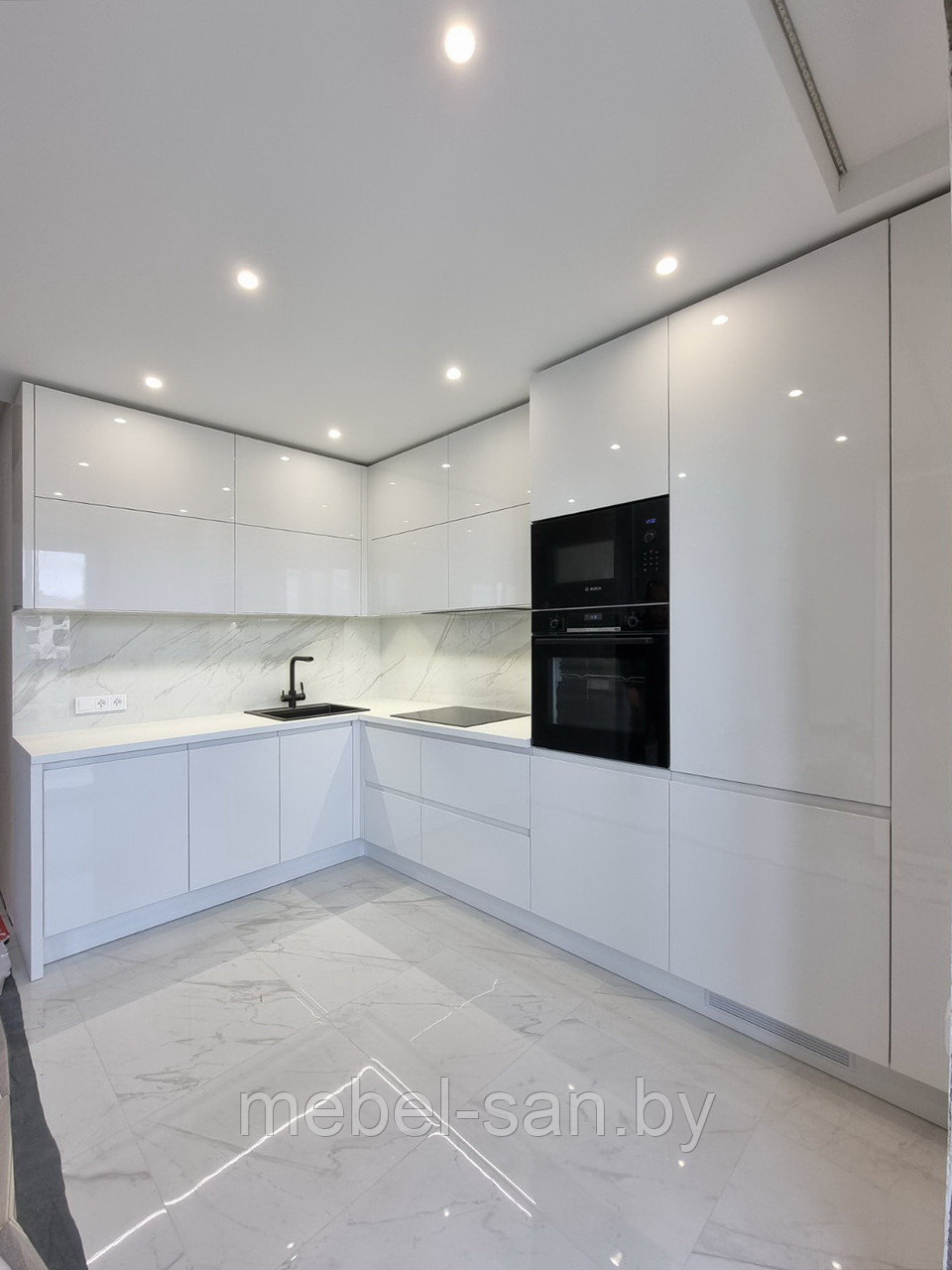 Белая глянцевая кухня в современном стиле - фото 3 - id-p165730358