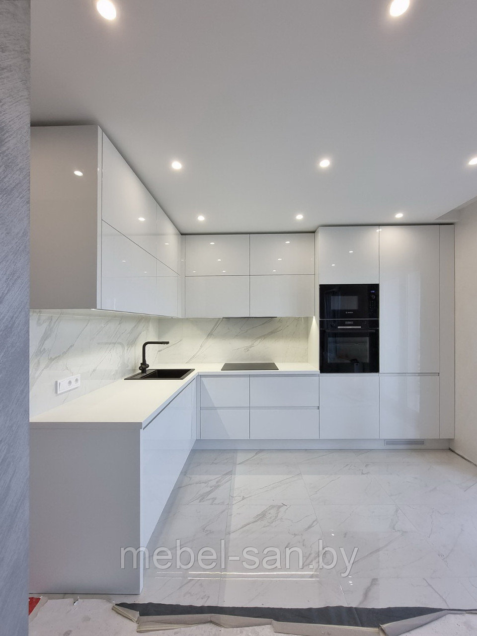 Белая глянцевая кухня в современном стиле - фото 1 - id-p165730358