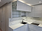 Белая глянцевая кухня в современном стиле, фото 8