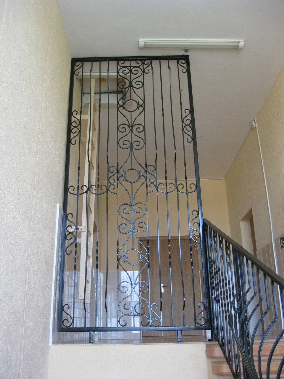Решетки металлические кованые на окна и двери изготовление и монтаж - фото 1 - id-p166647226