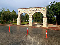 Столбик разделительный гибкий 750мм цельный. 3 полосы (Турция) с креплением