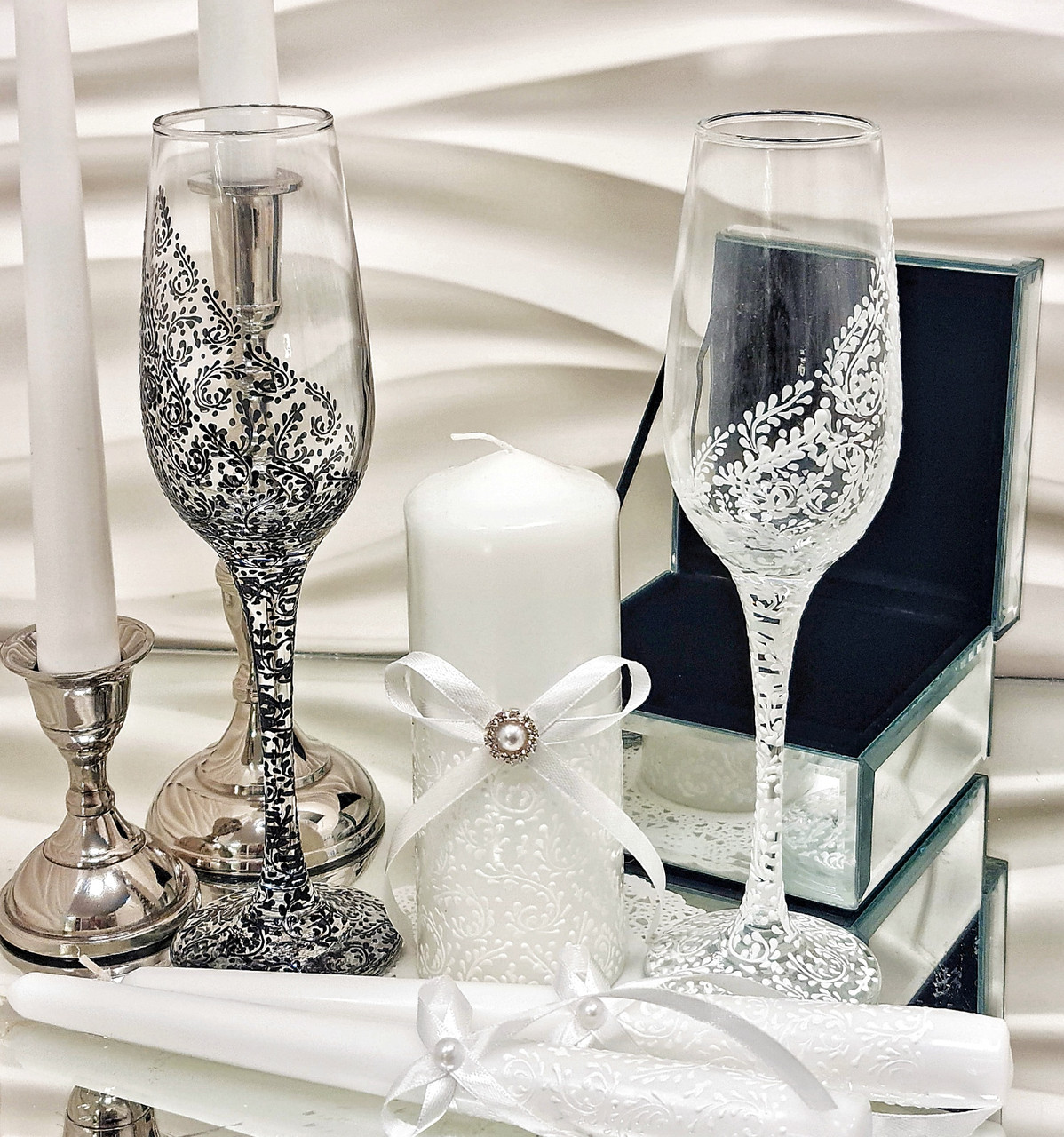 Комплект свадебных бокалов и свечей "Ажур" в черно-белом цвете