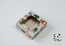 Коробка с прозрачным окном 100х100х30 Новогодние мишки на голубом фоне (белое дно)