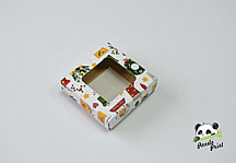 Коробка с прозрачным окном 100х100х30 Новогодние подарки (белое дно)