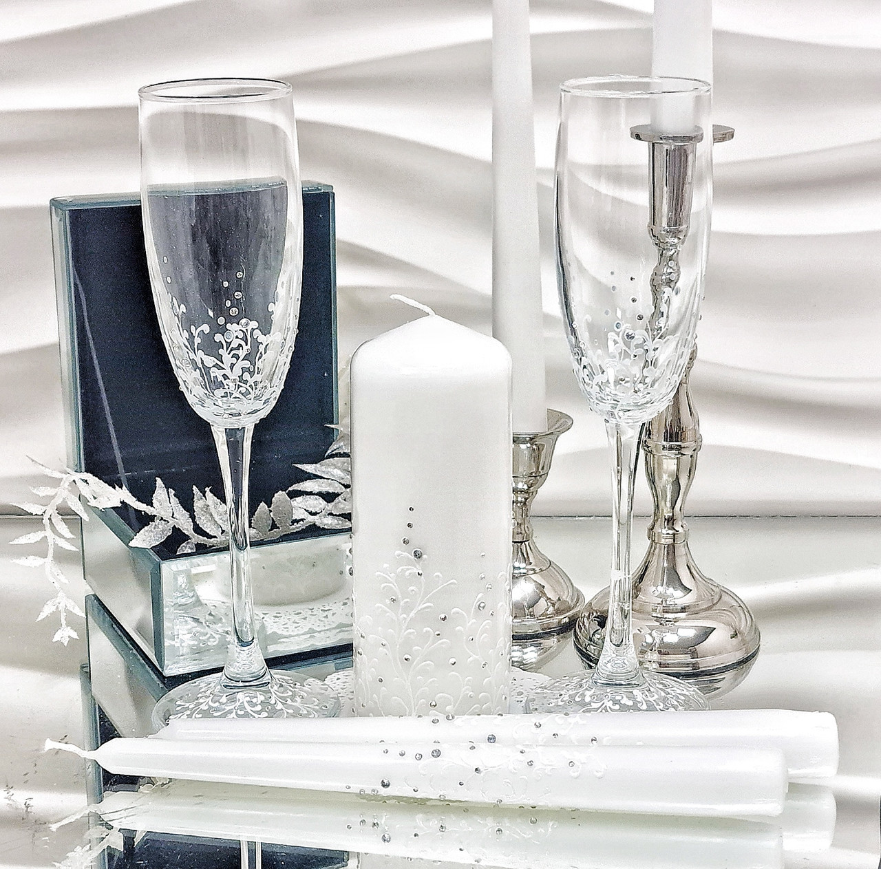 Комплект свадебных бокалов и свечей "Магия" в белом цвете