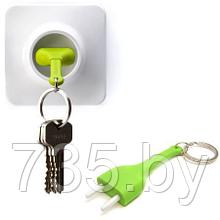 Брелок и держатель для ключа Розетка зеленая Unplug Qualy