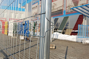 Панель временного ограждения 1,74х3,1 цинк со столбами, фото 3