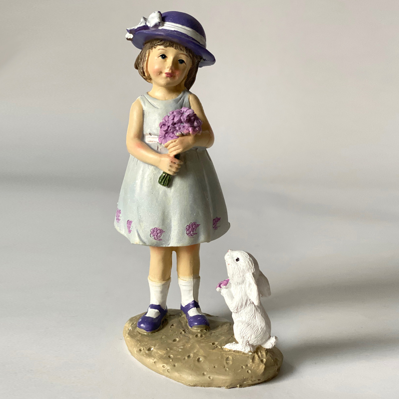 Фигура интерьерная Девочка с кроликом и лавандой