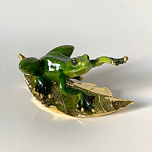 Фигурка лягушка на золотом листочке