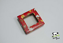 Коробка с прозрачным окном 100х100х30 Пряничный домик на красном фоне (белое дно)