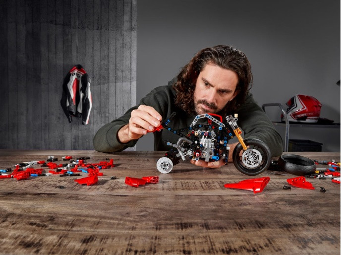 Конструктор Lego Technic 42107 Ducati Panigale V4 R - фото 6 - id-p168125061