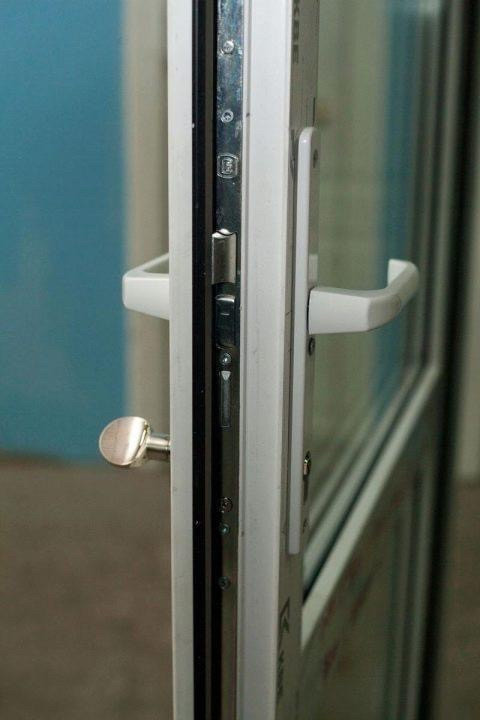 Ремонт и замена дверной ручки (нажимной гарнитур, офисная ручка) входных пластиковых дверей - фото 2 - id-p108964509