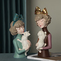 Девушка с котенком либо со щенком, статуэтка