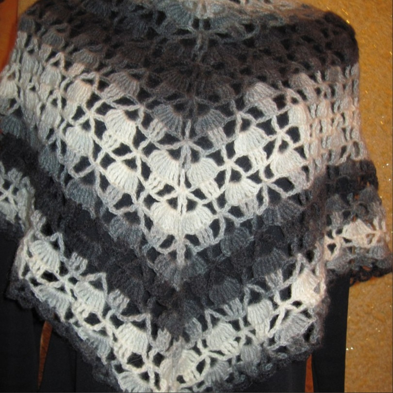 Платок серый шерстяной теплый вязаный крючком в подарок женщине - фото 1 - id-p86417609