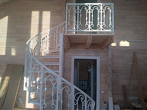 Винтовая лестница со ступенями и кованым ограждением