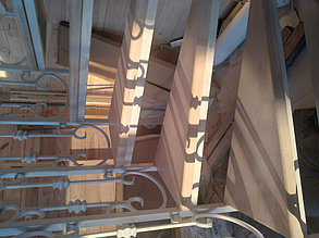 Винтовая лестница со ступенями и кованым ограждением 7