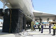 Надувные пневмокаркасные подъемники для эвакуации и ремонта самолета