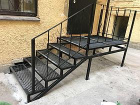 Наружные металлические лестницы-ступень ПВЛ с козырьком.