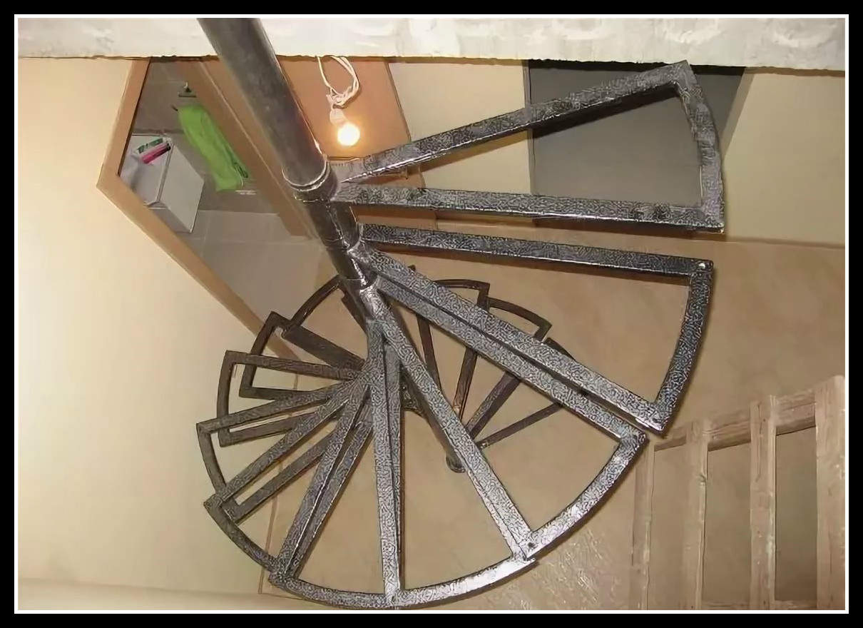 Винтовая металлическая лестница модель 13