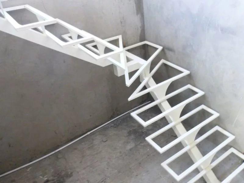 Монокосоур для лестницы дизайнерский модель 65
