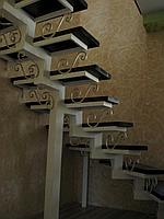 Лестницы металлические на центральном, одинарном косоуре с ковкой модель 51