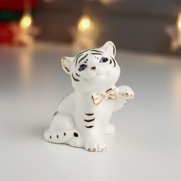 Сувенир керамика "Белый тигрёнок с бабочкой" с золотом 8,2х7,5х6 см - фото 1 - id-p169365496