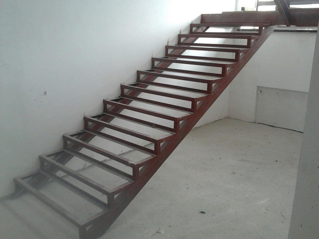 Лестницы металлические под зашивку модель 17