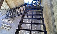 Металлический каркас лестницы под бетон модель 195