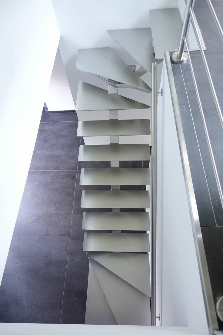 Лестницы на монокосоуре металлические модель 106