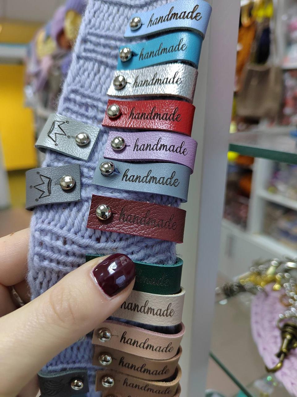 Кожаная бирка "Handmade" на кнопке цвет : бордо/ винный: продажа, цена ...