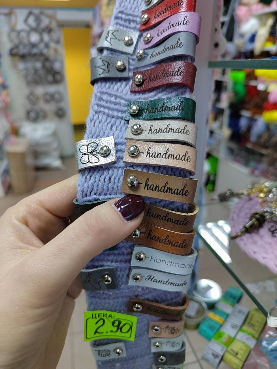 Кожаная бирка "Handmade" на кнопке цвет : св коричневый/ бурбон ...