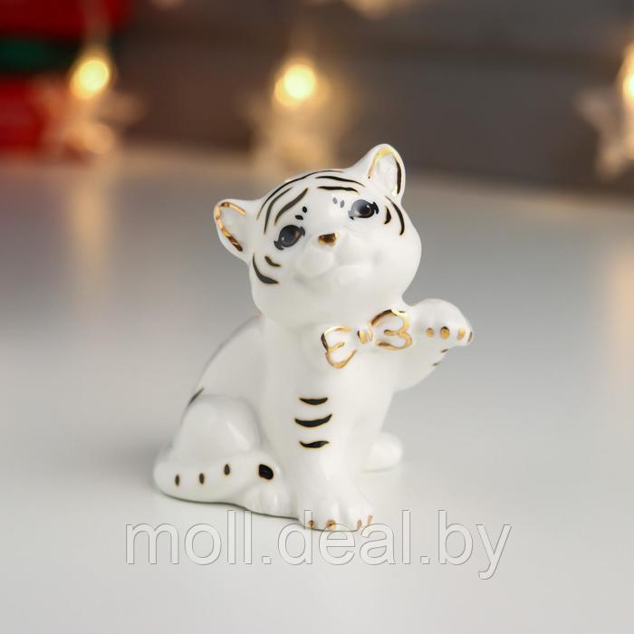 Сувенир керамика "Белый тигрёнок с бабочкой" с золотом 8,2х7,5х6 см